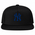 Black New York Yankees snapback hat - front view